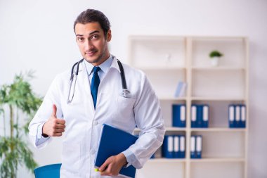 Klinikte çalışan yakışıklı genç bir doktor.