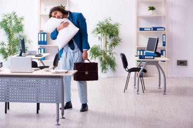 Erkek çalışan doğrudan yataktan işe geliyor.