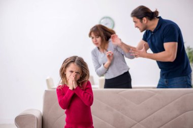 Genç bir çift ve aile içi çatışma konsepti.