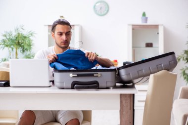 Genç adam evden ayrılmaya hazırlanıyor.