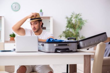 Genç adam evden ayrılmaya hazırlanıyor.