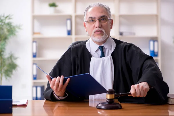 Old male judge working in courthouse — Stock Photo, Image