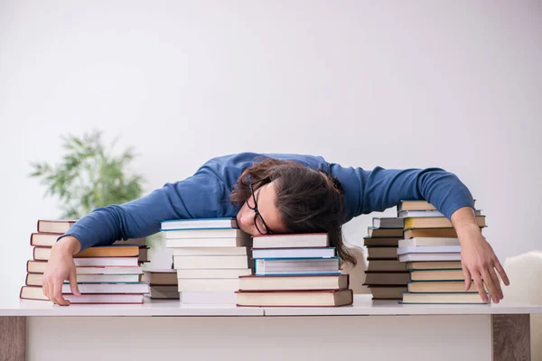 Giovane studente maschio preparazione per gli esami a casa — Foto Stock