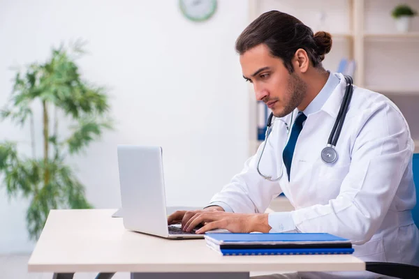 Jung männlich handsome doktor working im die klinik — Stockfoto