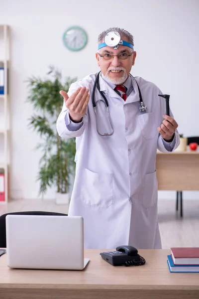 Starý lékař otolog pracující na klinice — Stock fotografie