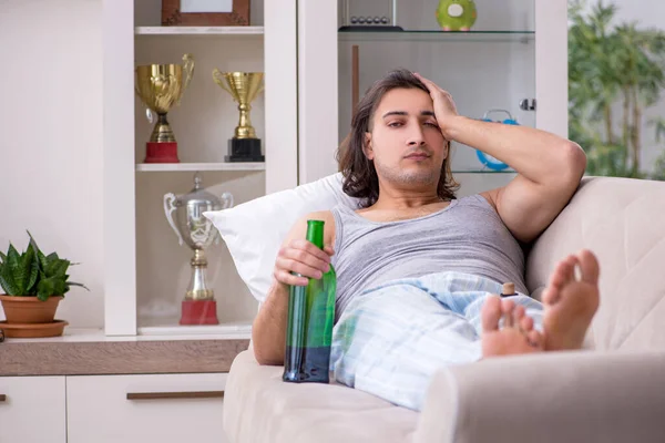 Homme ancien champion souffrant d'alcoolisme à la maison — Photo