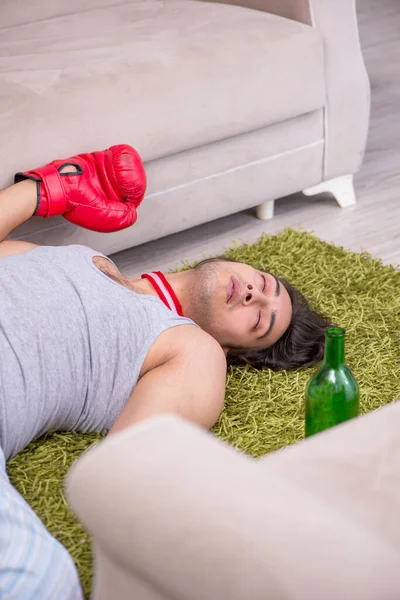 Mannelijke ex-kampioen bokser lijdt aan alcoholisme thuis — Stockfoto