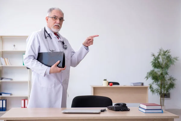 Oude mannelijke arts radioloog werkzaam in de kliniek — Stockfoto