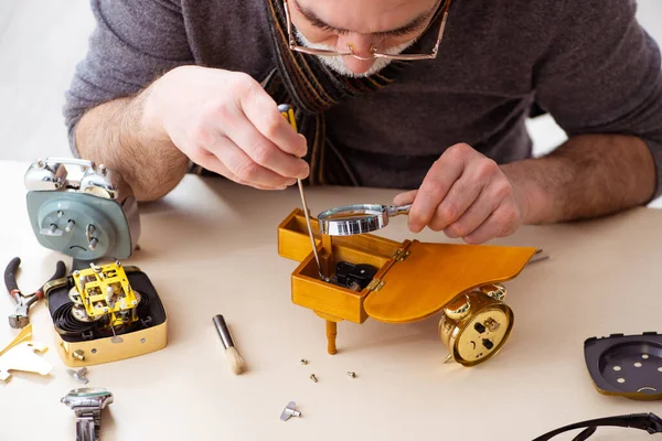 Vieux horloger masculin travaillant dans l'atelier — Photo