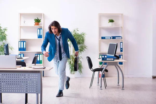 Erkek çalışan doğrudan yataktan işe geliyor.