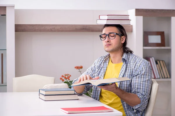 Fiatal férfi diák készül vizsga otthon — Stock Fotó