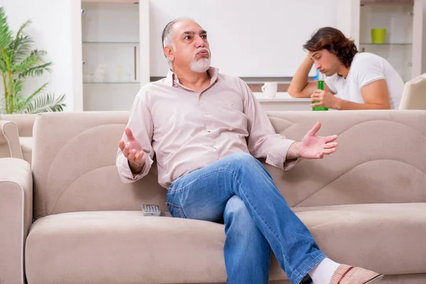 Hombre con problemas con la bebida y la familia —  Fotos de Stock