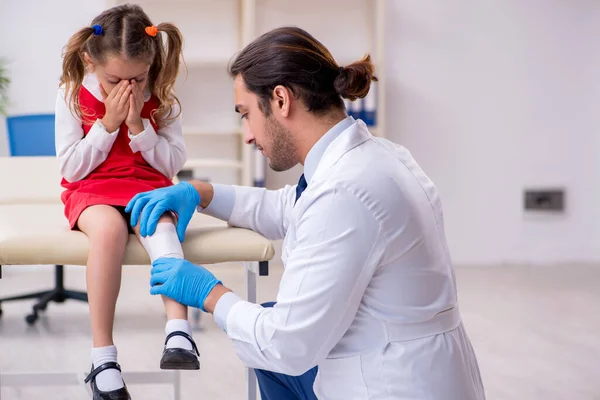 Kleines Mädchen besucht junge männliche Ärztin — Stockfoto