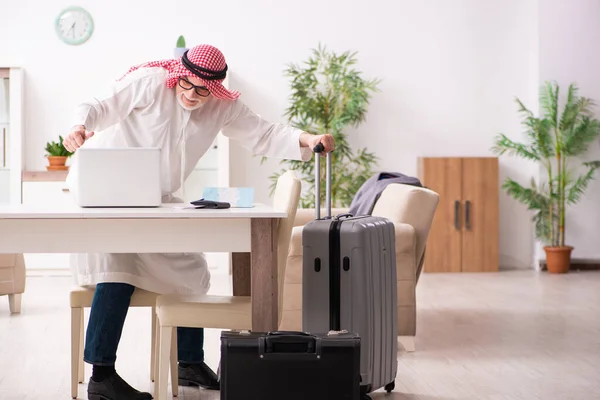 Velho empresário árabe se preparando para uma viagem de negócios — Fotografia de Stock
