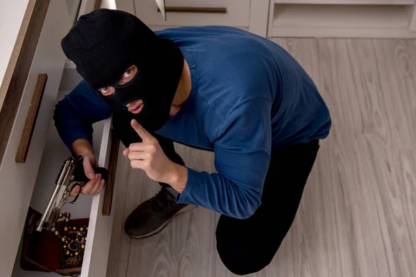 Kamera syn på manliga rånare stjäla saker — Stockfoto