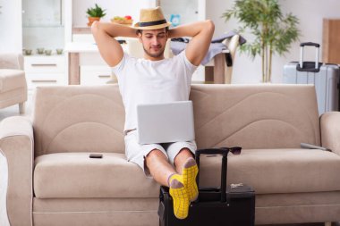 Genç adam evden ayrılmaya hazırlanıyor.