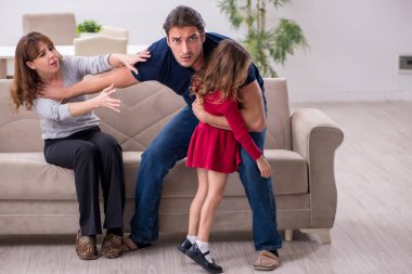 Genç bir çift ve aile içi çatışma konsepti.