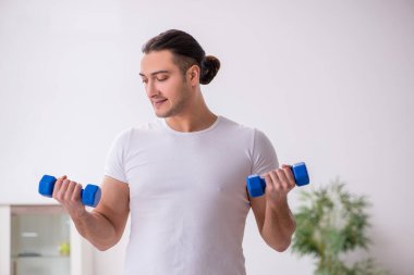 Genç erkek güne sabah egzersizleriyle başlıyor.