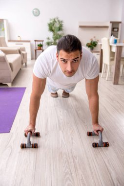 Genç erkek güne sabah egzersizleriyle başlıyor.