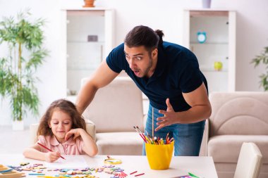 Genç baba ve küçük kız içeride.