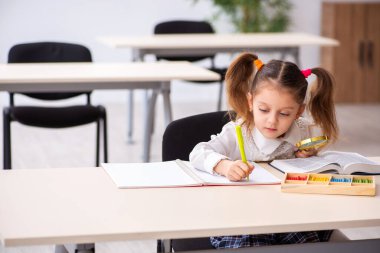 Erken gelişim konseptinde küçük bir kız