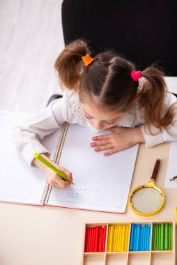 Erken gelişim konseptinde küçük bir kız