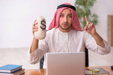 Ofiste çalışan genç bir Arap erkek.