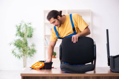 Genç erkek marangoz içeride çalışıyor.