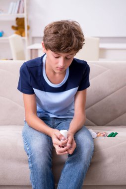 Sorunlu genç çocuk intiharı düşünüyor.