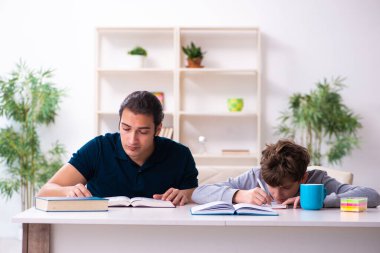 Baba ve oğul sınav hazırlığı konseptinde.