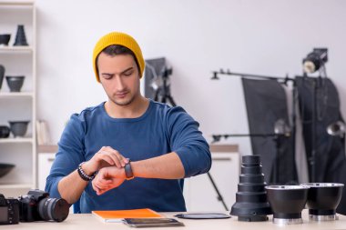 Stüdyoda çalışan genç bir fotoğrafçı.