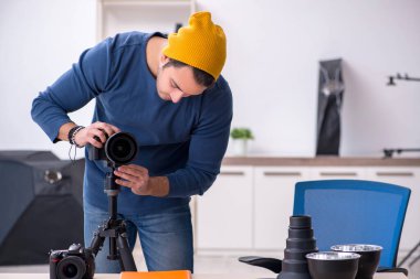 Stüdyoda çalışan genç bir fotoğrafçı.