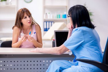 Genç hamile kadın deneyimli bir jinekoloğu ziyaret ediyor.