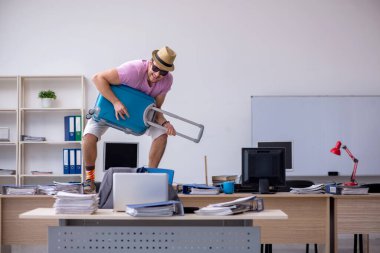 Genç erkek çalışanımız geziye hazırlanıyor.