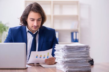 Genç bir erkek işçi aşırı işten memnun değil.