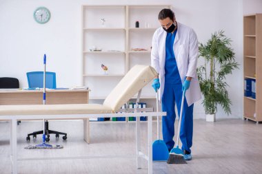Genç erkek müteahhit salgın konseptinde dezenfekte kliniği