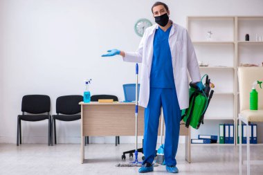 Genç erkek müteahhit salgın konseptinde dezenfekte kliniği