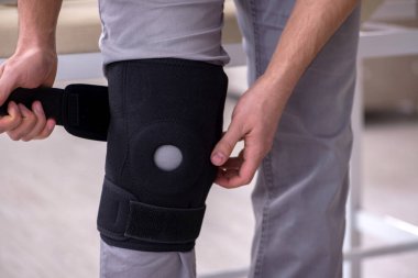 Hastanede yaralı genç bir adam var.