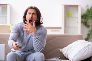 Evden çalışan genç bir işçi.