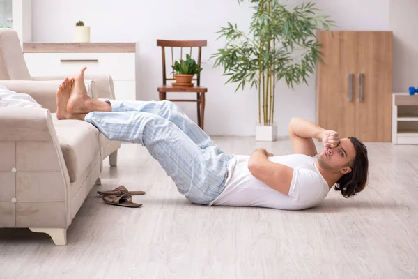 Genç erkek güne sabah egzersizleriyle başlıyor.