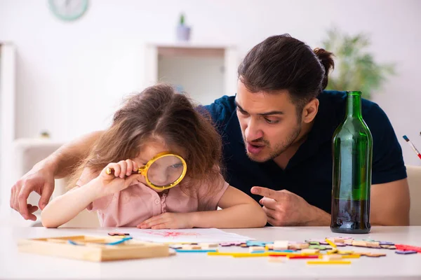 Padre borracho y niña en el interior — Foto de Stock