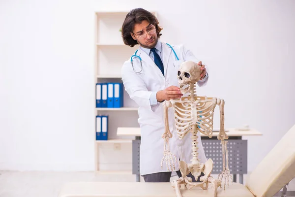 Crazy doctor examining dead patient — Stock Photo, Image