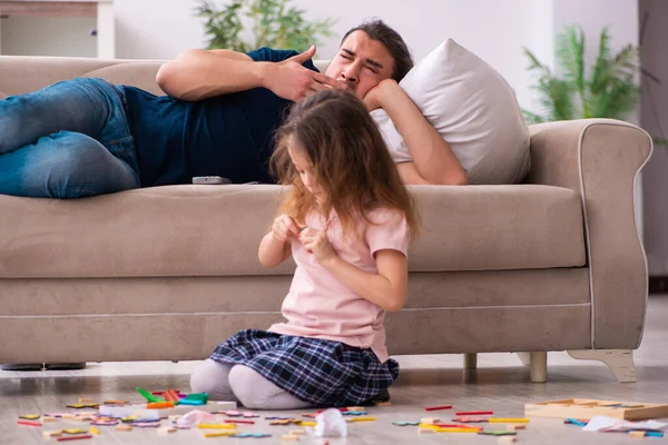 Genç baba ve küçük kız içeride.