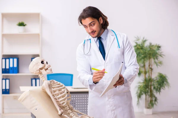 Médico loco examinando paciente muerto —  Fotos de Stock