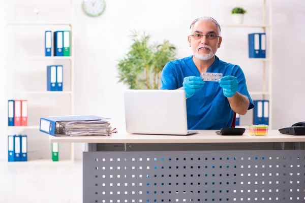 Klinikte çalışan yaşlı bir doktor. — Stok fotoğraf