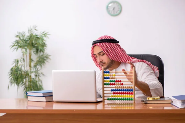 Young male arab employee working in the office — Stock Photo, Image