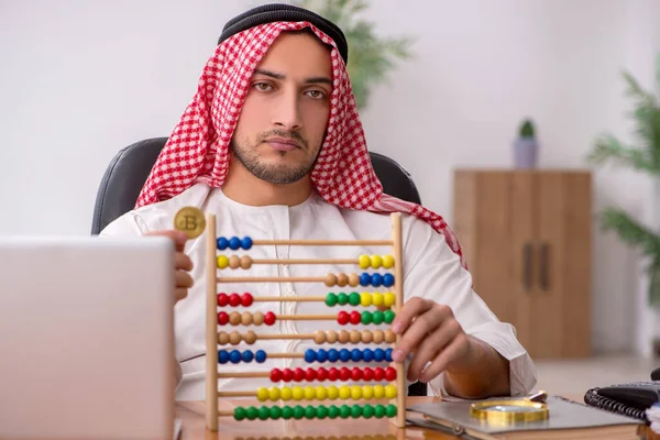在办公室工作的年轻男性阿拉伯裔雇员 — 图库照片