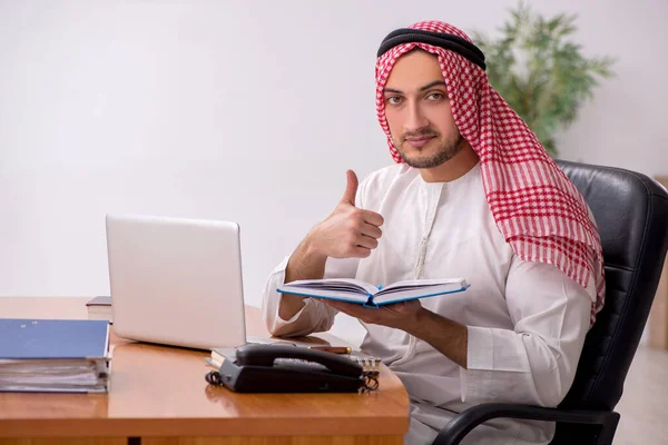 Giovane dipendente arabo maschile che lavora in ufficio — Foto Stock