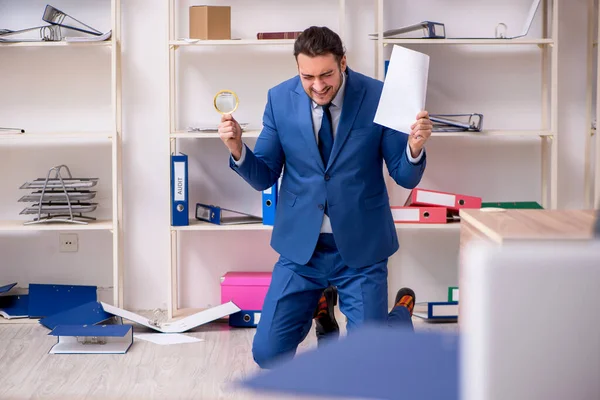 Joven empleado masculino infeliz con el trabajo excesivo —  Fotos de Stock