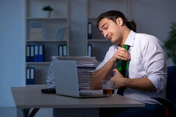 Uzależniony od alkoholu biznesmen pracujący do późna w biurze — Zdjęcie stockowe